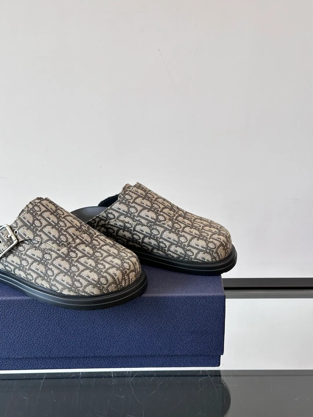P360 Dior's new mules are new. I think closed-toe mules are really cool for boys. They are Dior's most classic oblique print and are fashionable and comfortable. These Dior Aqua mules combine modern style and classic design. Beige and black Oblique printed fabric upper with adjustable straps and a metal-clad copper alloy Dior buckle for added style. Paired with black leather, rubber and EVA notch soles, they can be easily paired with a variety of casual outfits. size: 38-45 (38.45 customized) No. 004